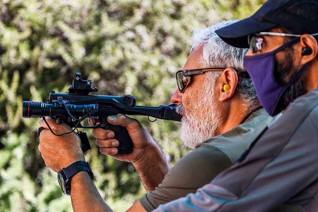 Israelis trainieren auf einem Schiestand in Efrot.  | Foto: Ilia Yefimovich (dpa)