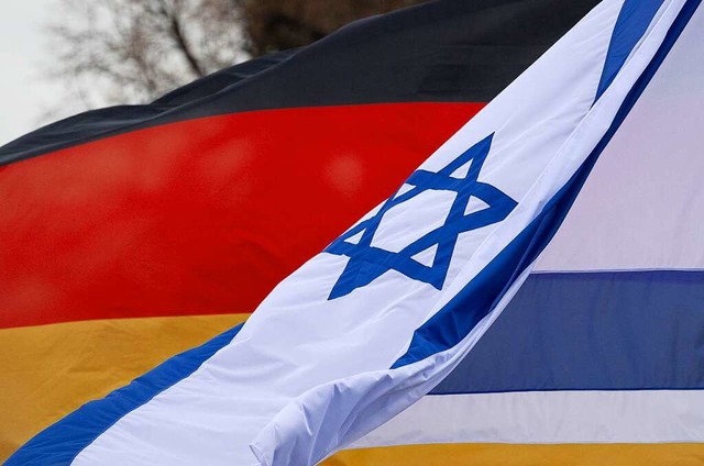 Die Fahnen von Deutschland und Israel wehen vor dem Schsischen Landtag im Wind.  | Foto: Robert Michael (dpa)