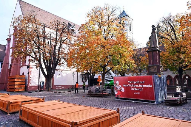 Bis Mitternacht standen vor der St.-Ma...den fr den Weihnachtsmarkt aufgebaut.  | Foto: Thomas Kunz