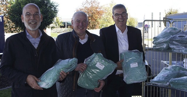 Geiger Textil hat OP-Kleidung fr Ugan...rg Andreas Rudolph und Jochen Geiger.   | Foto: Reinhard Herbrig