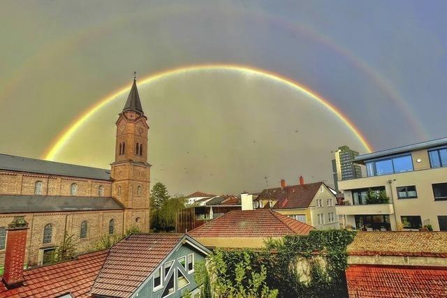 Regenbogen über Bonifatiuskirche und Rathaus