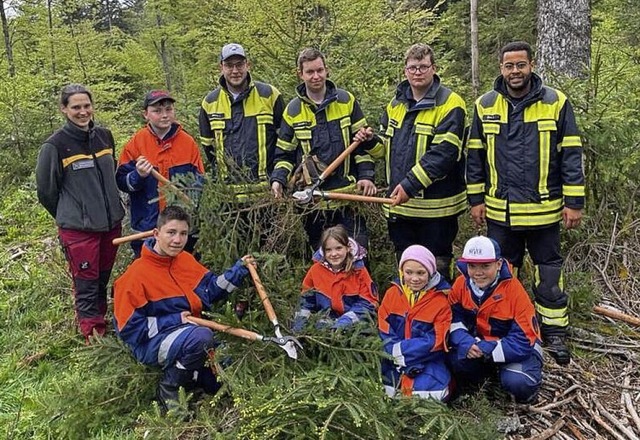 Fr einen klimastabilen Mischwald setz...n Kirschbume und Bergahorn gepflanzt.  | Foto: Stefan Pichler