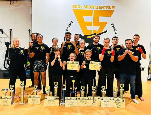 Mit vielen Pokalen und Urkunden kehrte das Kickboxteam zurck.   | Foto: Privat