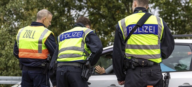 Die Bundespolizei hat die Kontrollen a...n an die Schweizer Grenze  abgeordnet.  | Foto: Frank Hammerschmidt (dpa)