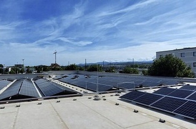 Eine Dachflche mehr in Offenburg, die Sonnenenergie nutzt.  | Foto: Kaufland