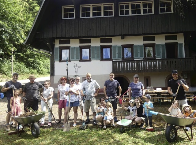 Arbeitseinsatz bei den Freizeithusern...el Koger ( hinten, dritter von rechts)  | Foto: Barbara Puppe