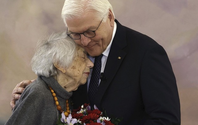 Bundesprsident Steinmeier umarmt die ...locaustberlebende Margot Friedlnder.  | Foto: ODD ANDERSEN (AFP)