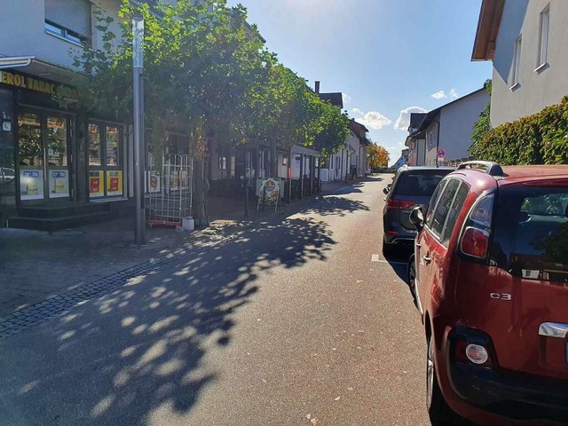 In der Bahnhofstrae in Neuenburg gilt...; wie das rote Auto am Mittwochmittag.  | Foto: Hannes Selz