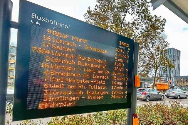 Fahrgastanzeige am Lörracher Busbahnhof weist auf Haltestellen, die es nicht gibt