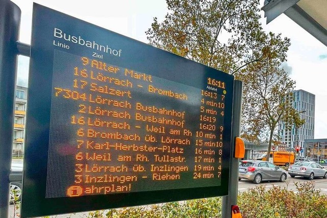 Die Fahrgastanzeige am Busbahnhof verw...die es in der Realitt gar nicht gibt.  | Foto: Barbara Ruda