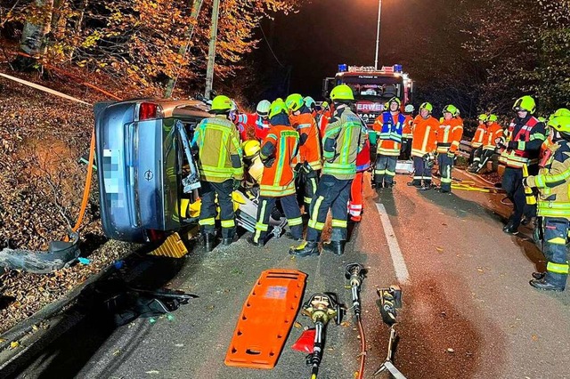 Gegen 3.30 Uhr am Morgen des 9. Novemb...die Kontrolle ber sein Auto verloren.  | Foto: Feuerwehr Emmendingen