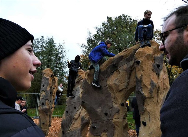 Whrend die ersten Jugendlichen die ne...ird im Vordergrund noch gefachsimpelt.  | Foto: Sylvia-Karina Jahn