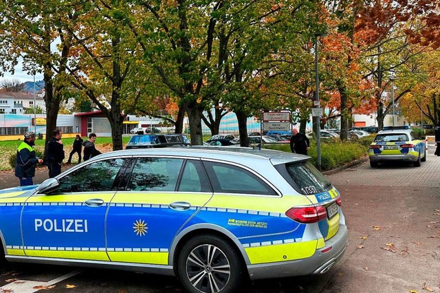 Die Polizei hat den Bereich um die Wal...her einen Mitschler erschossen haben.  | Foto: Helmut Seller