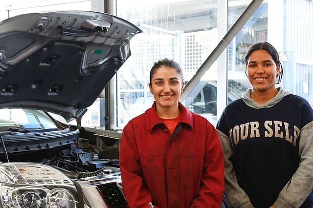 Die 23-jhrige Nigar aus Aserbaidschan...en ihre Ausbildung im Autohaus Wagner.  | Foto: Katharina Kubon