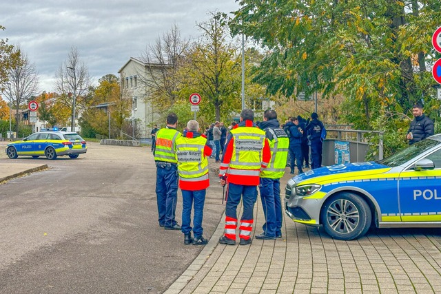 Groeinsatz der Polizei an der Waldbachschule in Offenburg  | Foto: Christina Huler (dpa)