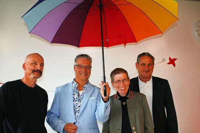 Claudia Tatsch schenkte Frank Peiszan ... Harscher, links Schulrat Volker Koch.  | Foto: Marlies Jung-Knoblich