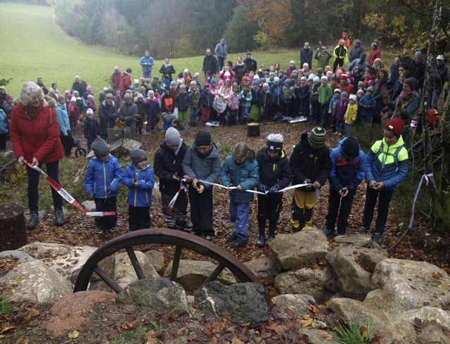 Die Kinder waren die Hauptakteure bei der Erffnung des Dachsweges.   | Foto: Karin Stckl-Steinebrunner