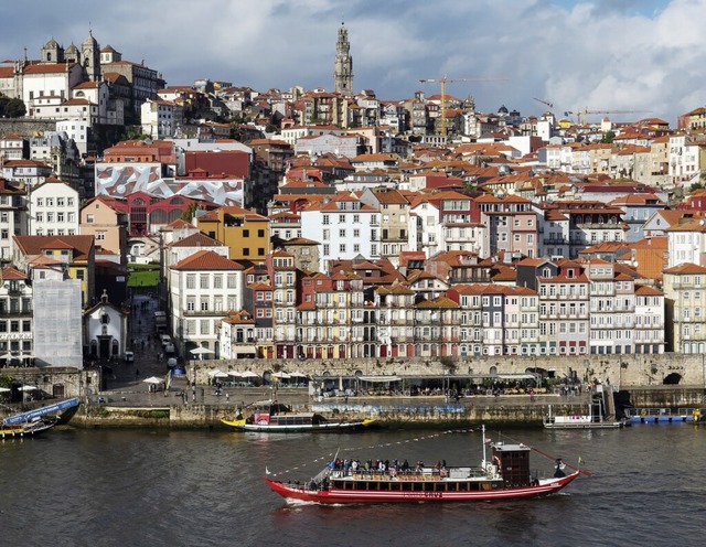 Eine Bootstour auf dem Douro gehrt in...hon zum touristischen Pflichtprogramm.  | Foto: Andreas Drouve (dpa)