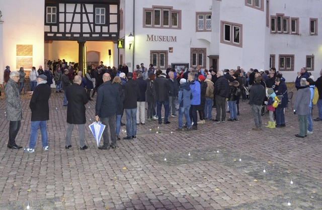 In Emmendingen waren anlsslich der Ge...aligen Synagoge mit Kerzen beleuchtet.  | Foto: Michael Strter