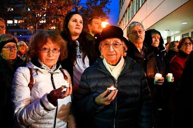 Zur Gedenkveranstaltung zum Jahrestag der Pogromnacht in Lrrach kommen so viele Menschen wie noch nie
