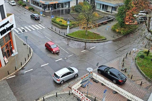 In der Adolf-Müller-Straße in Schopfheim soll ein Minikreisel gebaut werden – Parkplätze fallen weg