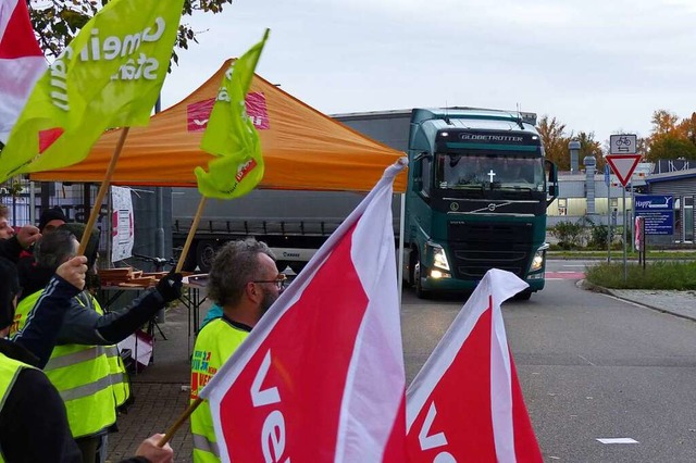 Am Werkstor der Tapetenfabrik Erismann...ten Fahnen. Der Lkw durfte  passieren.  | Foto: Dirk Sattelberger