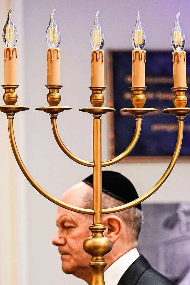 Leise und ernst: der Kanzler in der Synagoge Beth Zion in Berlin  | Foto: John Macdougall (dpa)