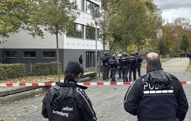 Einsatzkrfte der Polizei vor der Offe...hule, wo ein Schler erschossen wurde.  | Foto: Helmut Seller