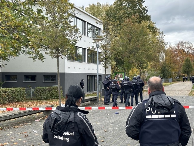 Groeinsatz der Polizei an der Waldbachschule in Offenburg  | Foto: Helmut Seller