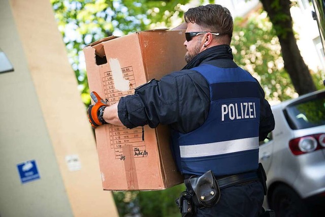 Wenn die Polizei den Verdacht hat, das...tellte Material wird dann mitgenommen.  | Foto: Sebastian Gollnow (dpa)