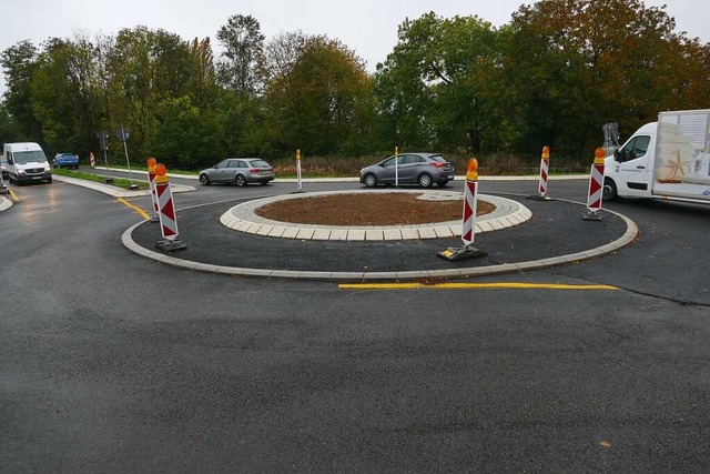 Am Wochenende werden beim Kreisverkehr...eingebaut und Markierungen angebracht.  | Foto: Ulrich Senf