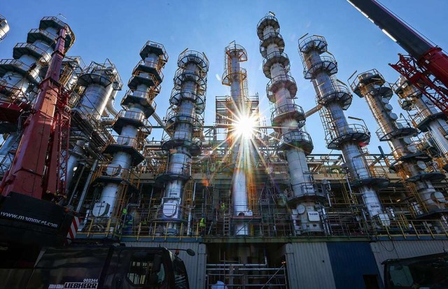 Die Chemieindustrie gehrt zu den energieintensiven Wirtschaftszweigen.  | Foto: Jan Woitas (dpa)