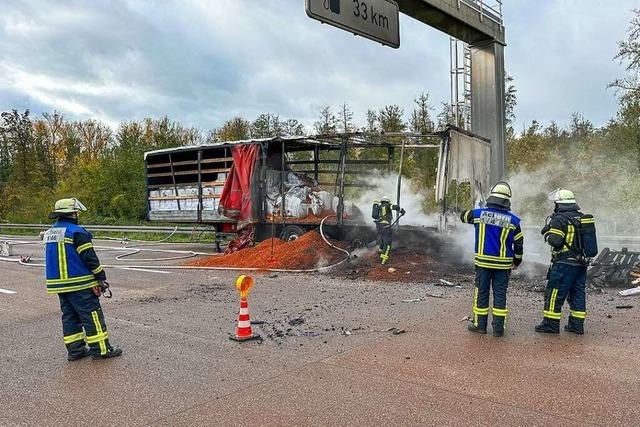 Mit Haselnssen beladener Lkw gert auf der Autobahn A5 bei Appenweier in Brand