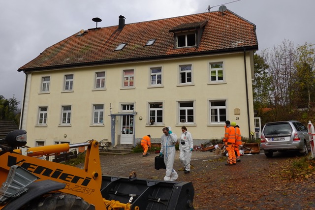 In diesem Haus in Kleinherrischwand ka...i einem Brand im Dachgeschoss zu Tode.  | Foto: Hans-Jrgen Sackmann