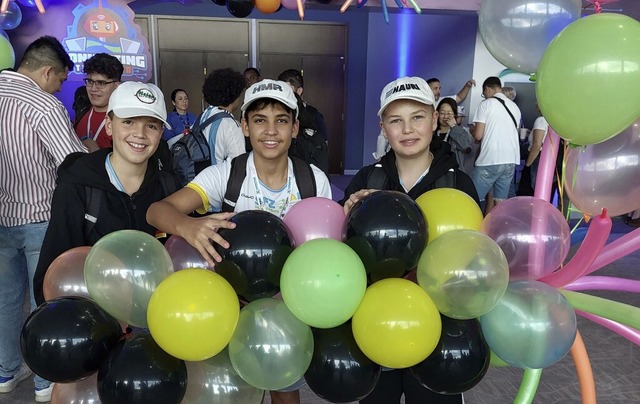 David Meier, Leandro Giesel und Levin ...hrend der Roboter-Olympiade in Panama.  | Foto: Matthias Keldermann