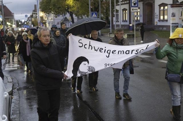 Menschen zogen zum Platz der ehemaligen Synagoge