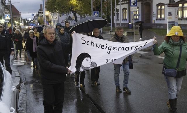 Der Marsch  fhrte von der evangelisch...is zum Platz der ehemaligen Synagoge.   | Foto: Volker Mnch