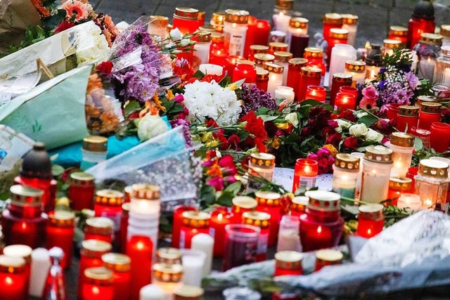 Am Freitagnachmittag versammelten sich... und legten  Blumen und Kerzen nieder.  | Foto: Philipp von Ditfurth (dpa)