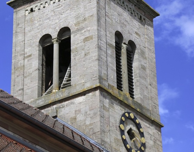 Die Sturmschden an den Lamellenlden ...s Kirchturms sind noch nicht behoben.   | Foto: Martha Weishaar