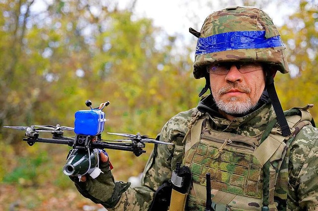 Wolodymr hlt die Kamikaze-Drohne in seinen Hnden.  | Foto: Till Mayer