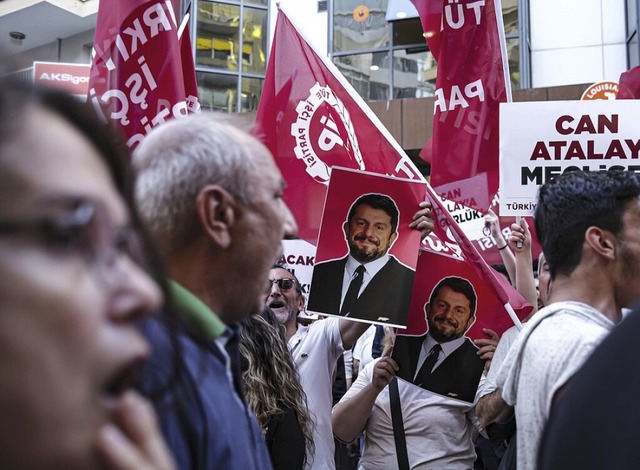 Eine Demonstration fr Atalay im Juni in Izmir  | Foto: IMAGO/Murat Kocabas