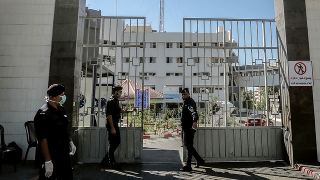 Mitglieder der  Hamas bewachen die Tor... in Gaza (Archivbild vom August 2020).  | Foto: Mohammed Talatene