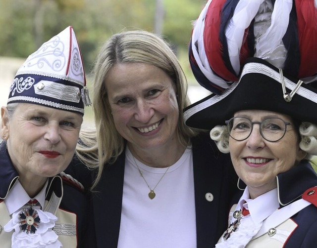 Die Karnevalistinnen Monika Kissing, B...haus  und Bettina Schwerer (von links)  | Foto: Roberto Pfeil (dpa)