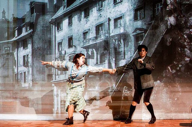 Sie sind Hnsel und Gretel: Im Theater... und Inga Schfer (rechts) den Hnsel.  | Foto: Laura Nickel