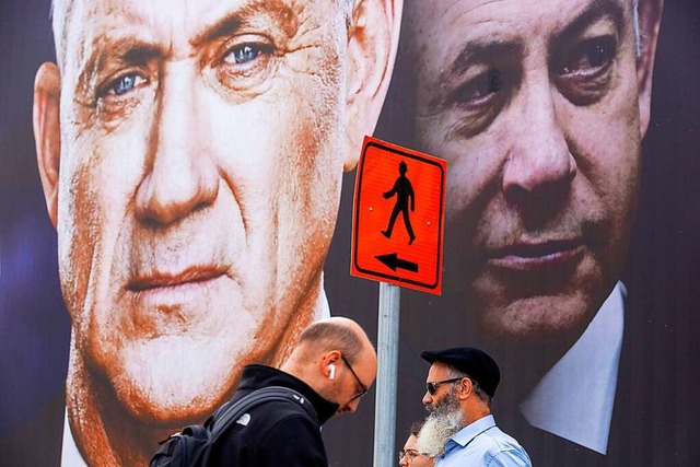 Ein Wahlkampfplakat von  Benny Gantz (...or, mit der Hamas kooperiert zu haben.  | Foto: Oded Balilty (dpa)