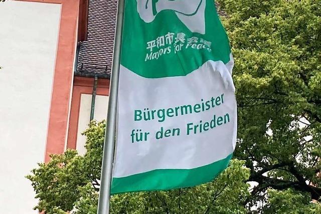 Vor dem Rathaus in Ebringen hngt jetzt eine Fahne mit besonderer Botschaft