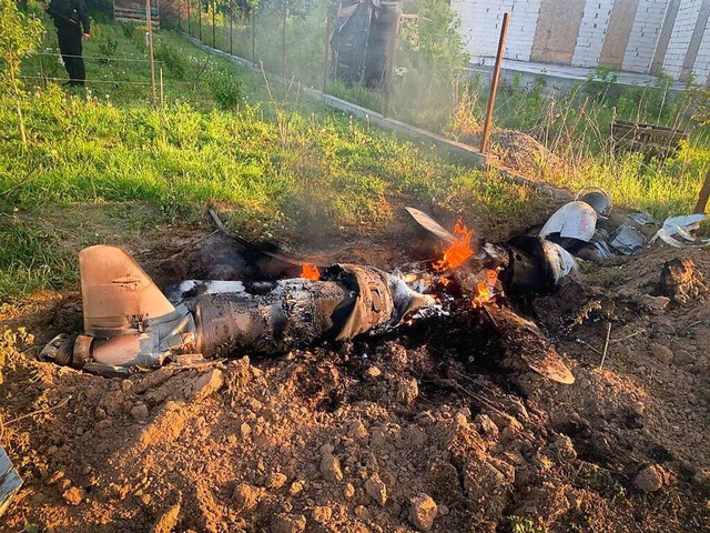 18.05.2023, Ukraine, Kiew: Bruchstcke...n Luftabwehrsystem abgeschossen wurde.  | Foto: Uncredited (dpa)