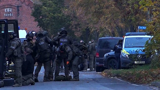 11.11.2023, Brandenburg, Vieritz: Ein ...zei bereitet sich auf den Einsatz vor.  | Foto: Cevin Dettlaff (dpa)