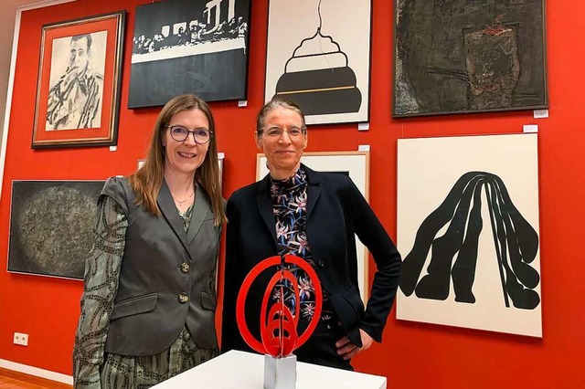 Melanie Edelbruch (rechts) und Vanessa...mahl-Version von Blek le Rat zu sehen.  | Foto: Simone Hhl