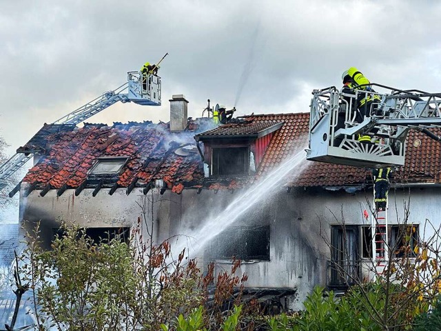 Mit zwei Drehleitern kmpften die Eins... Feuerwehr Offenburg gegen die Flammen  | Foto: Helmut Seller